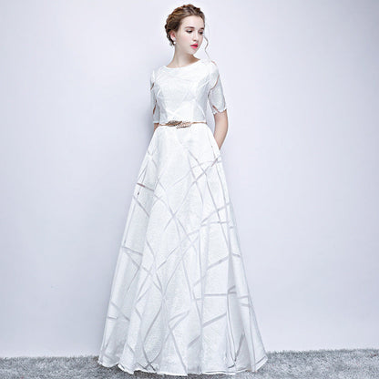 Elegantes weißes Abendkleid mit geometrischem Muster, kurzen Ärmeln und Gürtel. Perfekt für formelle Anlässe und Hochzeiten.