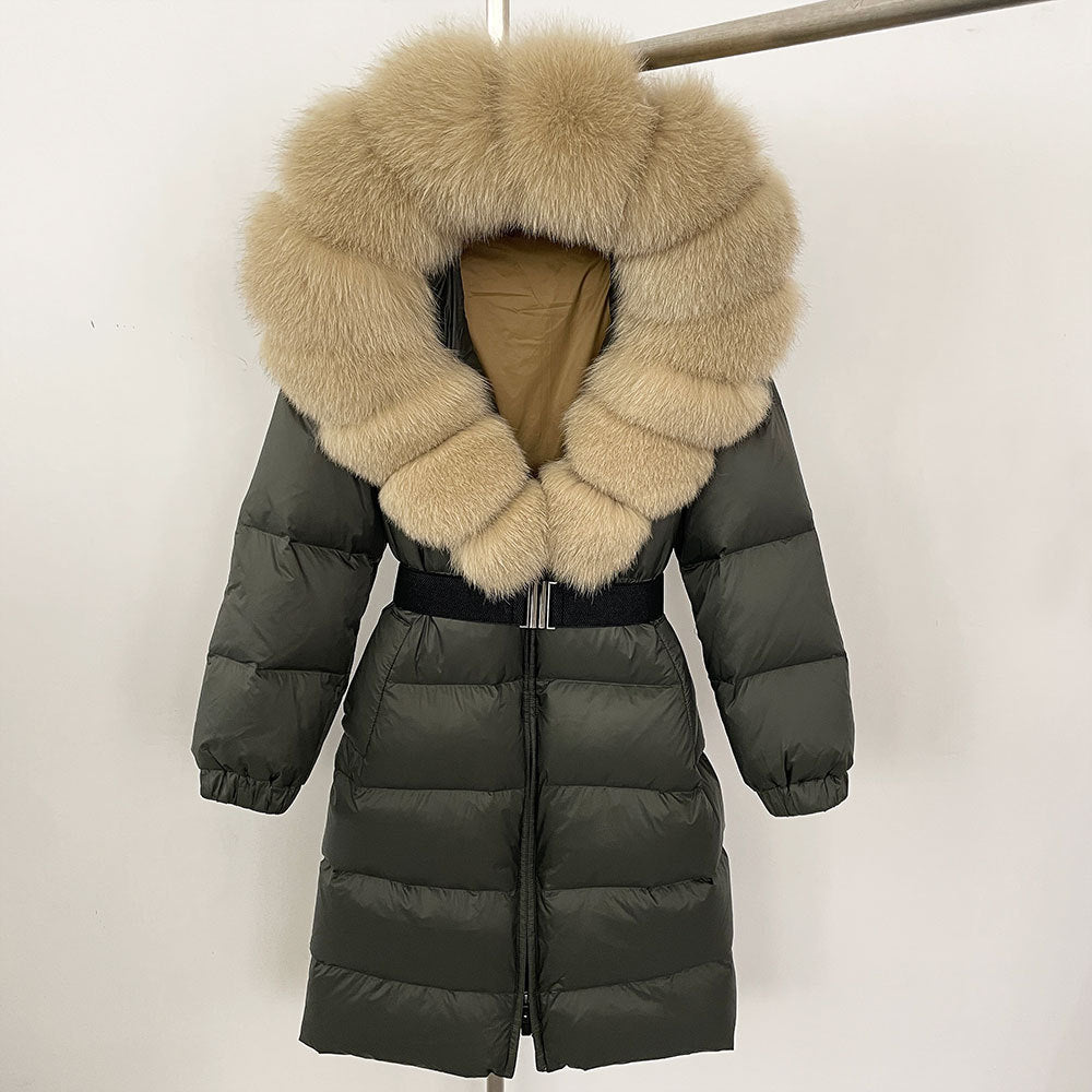 Dunkelgrüner Daunenmantel mit großem, beigem Kunstpelzkragen, stilvoll und warm, ideal für Wintermode und Outdoor-Aktivitäten.