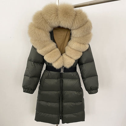 Dunkelgrüner Daunenmantel mit großem, beigem Kunstpelzkragen, stilvoll und warm, ideal für Wintermode und Outdoor-Aktivitäten.