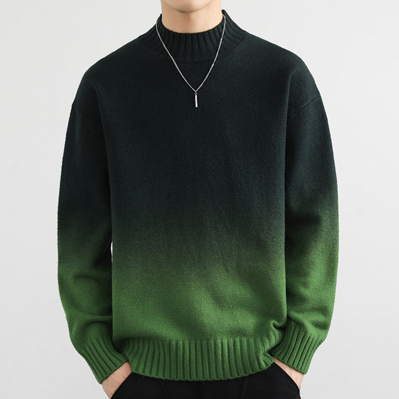 Dunkelgrüner Pullover mit Farbverlauf, Rollkragen und silberner Halskette. Modischer Herrenpullover, ideal für Herbst- und Wintermode.