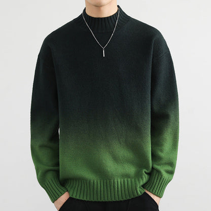 Dunkelgrüner Pullover mit Farbverlauf, Rollkragen und silberner Halskette. Modischer Herrenpullover, ideal für Herbst- und Wintermode.