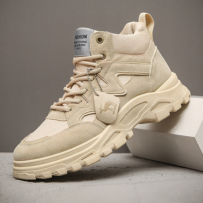 Beiger Herren-Sneaker mit robustem Design, hoher Sohle und Schnürung. Modischer Freizeitschuh für Outdoor-Aktivitäten und urbanen Stil.