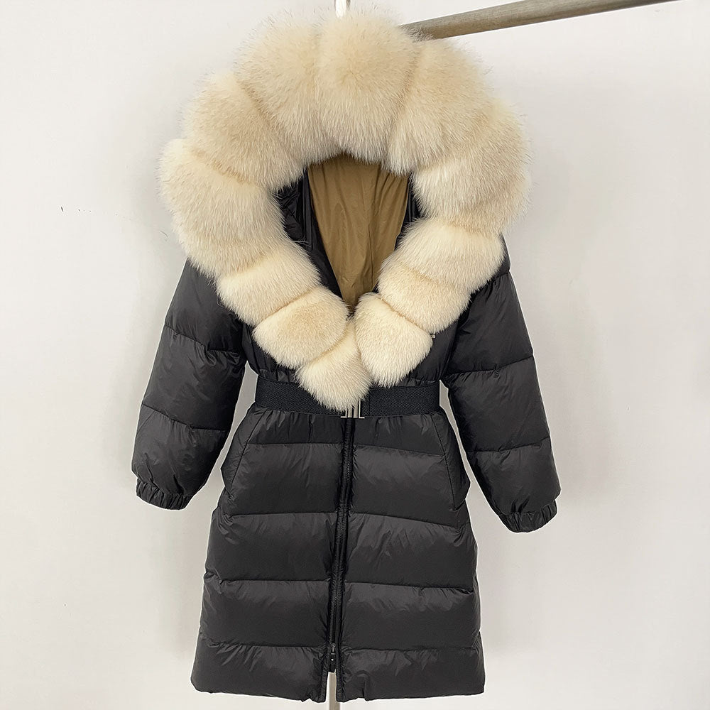 Schwarzer Daunenmantel mit großer, flauschiger Kapuze aus Kunstpelz, warm und stilvoll, ideal für Wintermode und kaltes Wetter.