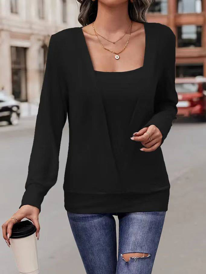 Frau in schwarzem Pullover und blauer Jeans hält Kaffeebecher, läuft auf städtischer Straße. Modetrend, Freizeitkleidung, urbaner Stil.