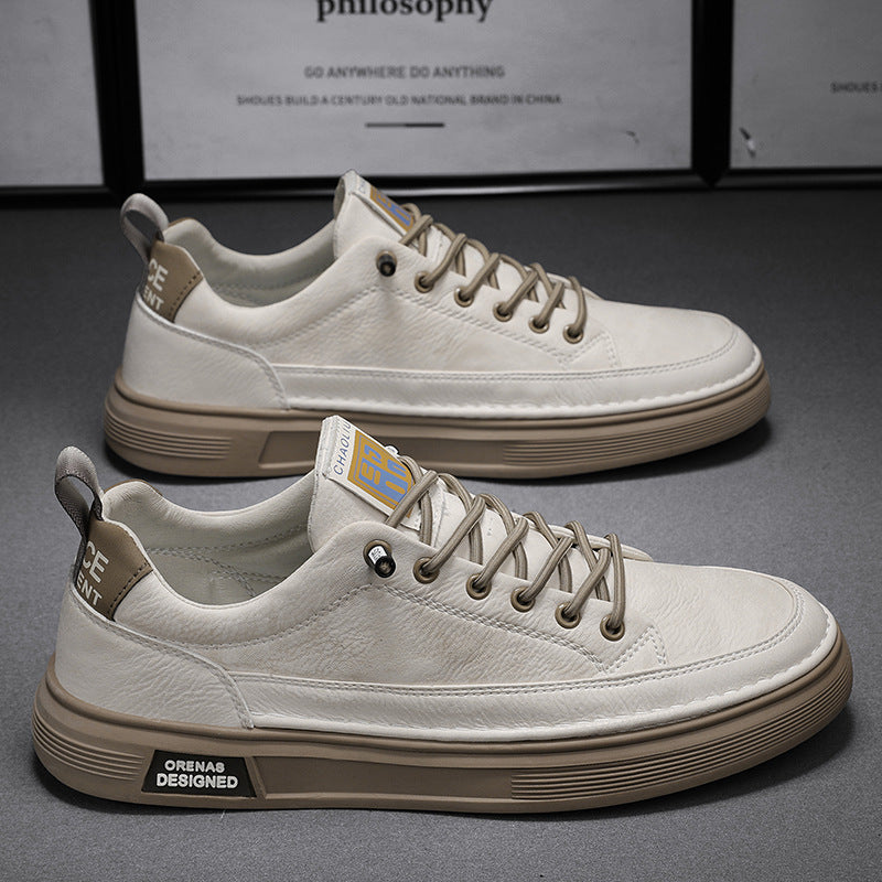 Weiße Ledersneaker mit brauner Sohle, seitlichem Schriftzug und Schnürsenkeln. Modische Herrenschuhe, ideal für Freizeit und Streetwear.
