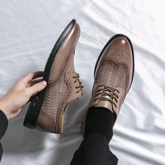 Braune Herren-Brogues aus Leder mit Lochmuster, geschnürt, auf weißem Hintergrund. Elegante Business-Schuhe, stilvoll und modern.