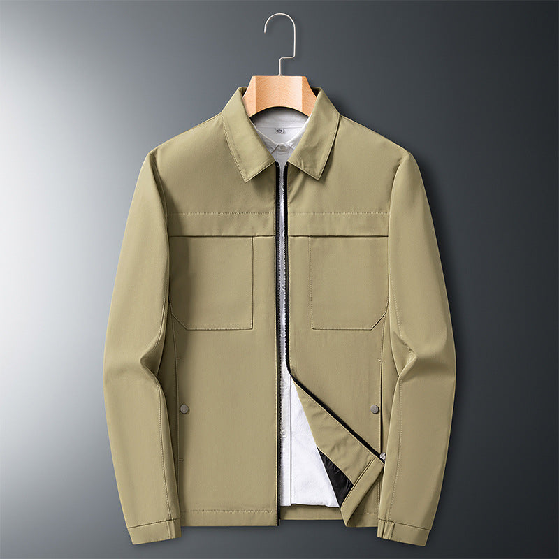Khakifarbene Herrenjacke mit Reißverschluss, Hemdkragen und zwei Brusttaschen auf einem Kleiderbügel vor grauem Hintergrund. Ideal für Frühling und Herbst.
