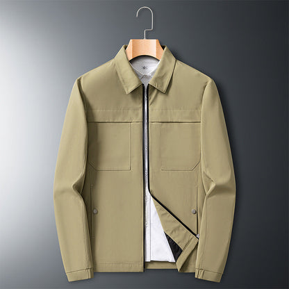 Khakifarbene Herrenjacke mit Reißverschluss, Hemdkragen und zwei Brusttaschen auf einem Kleiderbügel vor grauem Hintergrund. Ideal für Frühling und Herbst.