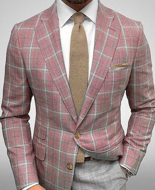 Mann im eleganten, karierten Anzug mit Krawatte und Einstecktuch. Stilvolle Herrenmode, Business-Outfit, modischer Anzug für formelle Anlässe.