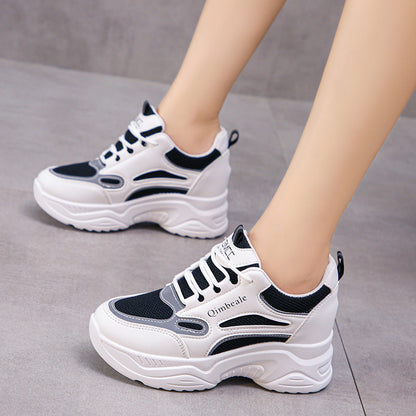 Damen Sneaker mit dicker Sohle, schwarz-weiß, sportlich, modern, bequem, ideal für Freizeit und Sport, auf grauem Boden.