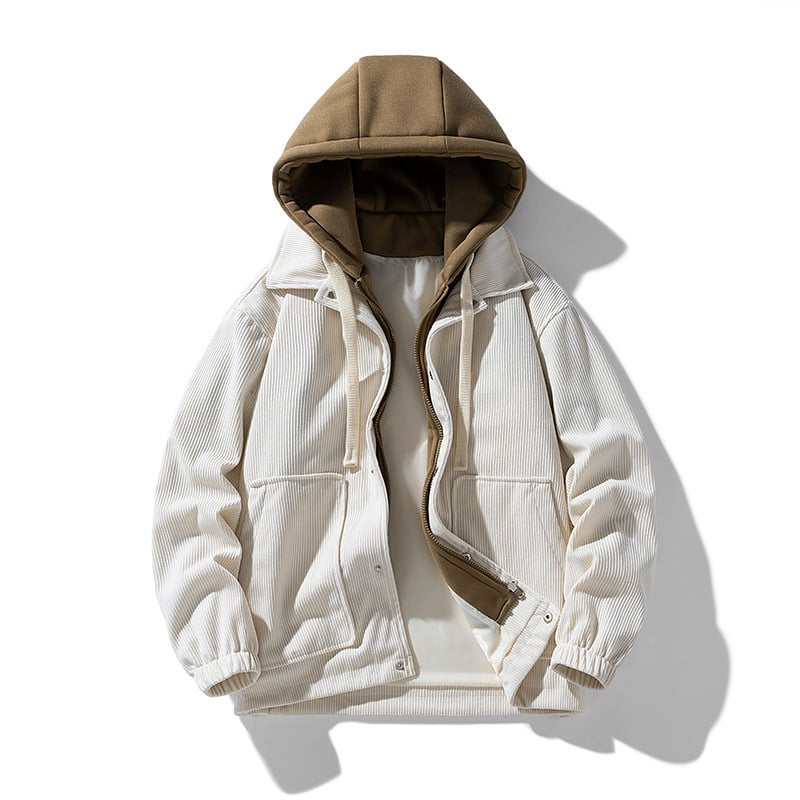 Weiße Cordjacke mit Kapuze, Reißverschluss und braunem Innenfutter. Modische Herrenbekleidung, ideal für Herbst und Winter.