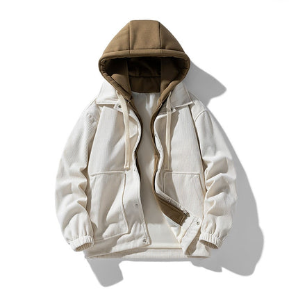 Weiße Cordjacke mit Kapuze, Reißverschluss und braunem Innenfutter. Modische Herrenbekleidung, ideal für Herbst und Winter.