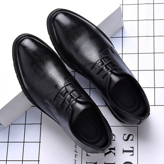 Schwarze Herren-Lederschnürschuhe auf kariertem Hintergrund, elegantes Design, ideal für formelle Anlässe und Business-Outfits.