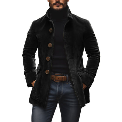 Schwarzer Cordmantel für Herren mit braunen Knöpfen, kombiniert mit schwarzem Rollkragenpullover und blauer Jeans. Elegante Herbstmode.