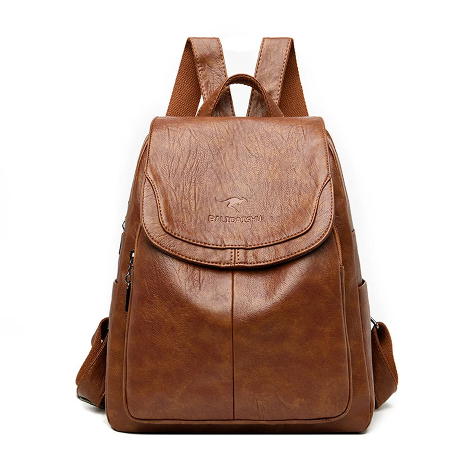 Brauner Leder-Rucksack mit verstellbaren Trägern und Reißverschlusstaschen, ideal für Schule, Reisen und Alltag. Stilvoll und funktional.