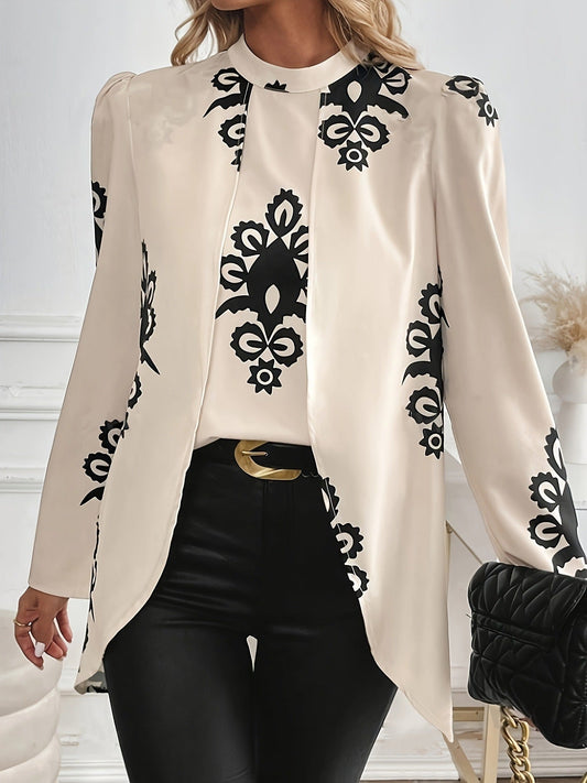 Elegante Frau in weißer Bluse mit schwarzem Blumenmuster, schwarze Lederhose, goldene Gürtelschnalle, schwarze gesteppte Handtasche.