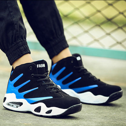 Schwarze und blaue Herren-Sneaker mit weißer Sohle, getragen auf Asphalt vor einem Maschendrahtzaun. Modische Sportschuhe, ideal für Freizeit und Sport.