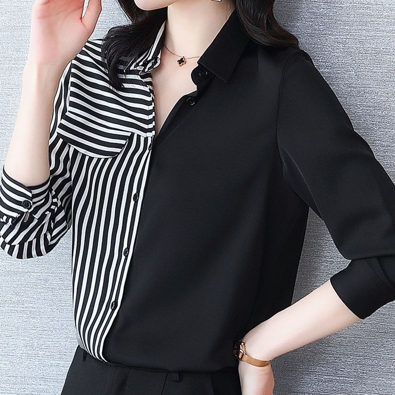 Elegante Damenbluse, halb schwarz, halb schwarz-weiß gestreift, mit langen Ärmeln und Knopfleiste. Modische Büro- und Freizeitkleidung.