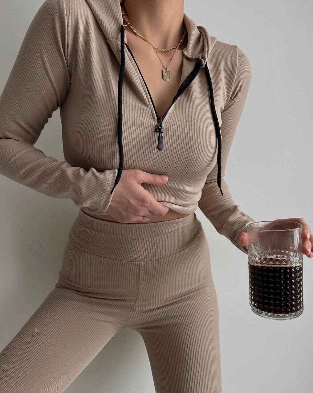 Damen-Set für den Herbst mit Reißverschluss-Hoodie und Strickshirt mit Collage-Nähten