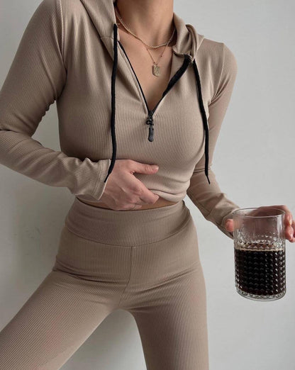 Damen-Set für den Herbst mit Reißverschluss-Hoodie und Strickshirt mit Collage-Nähten