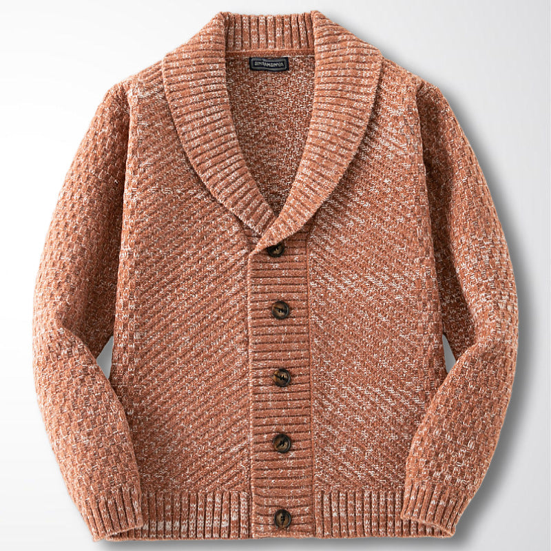 Brauner Strick-Cardigan mit Schalkragen und Knopfleiste, aus grobem Garn. Perfekt für Herbstmode, warm und stilvoll. Ideal für Herrenmode.