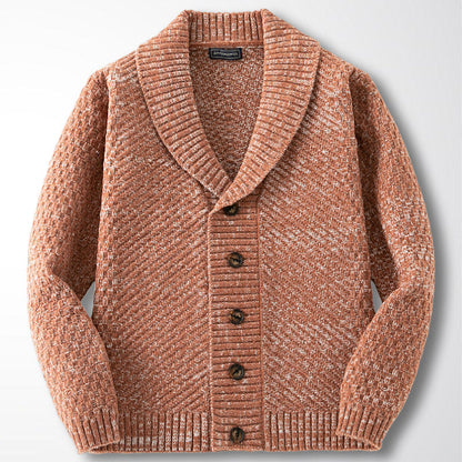Brauner Strick-Cardigan mit Schalkragen und Knopfleiste, aus grobem Garn. Perfekt für Herbstmode, warm und stilvoll. Ideal für Herrenmode.