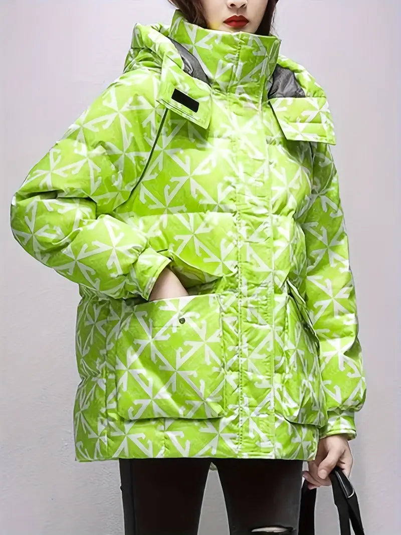 Frau in neongrüner Winterjacke mit geometrischem Muster, Kapuze und Taschen. Modetrend, warme Damenbekleidung, auffälliges Design.