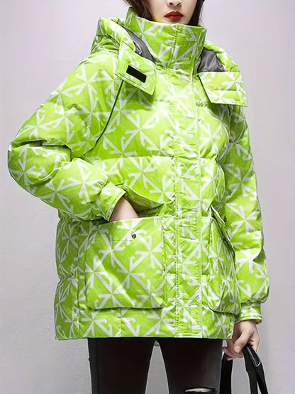 Frau in neongrüner Winterjacke mit geometrischem Muster, Kapuze und Taschen. Modetrend, warme Damenbekleidung, auffälliges Design.