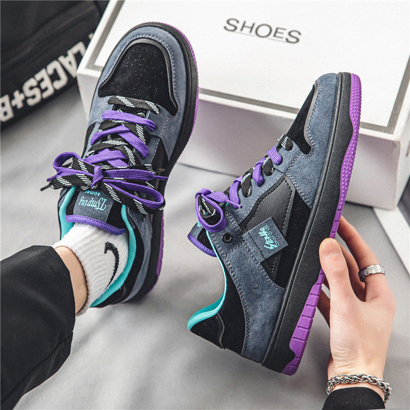Lila und schwarze Sneaker mit türkisfarbenen Akzenten, präsentiert vor einem Schuhkarton. Modische Sportschuhe, trendiges Design, urbaner Stil.