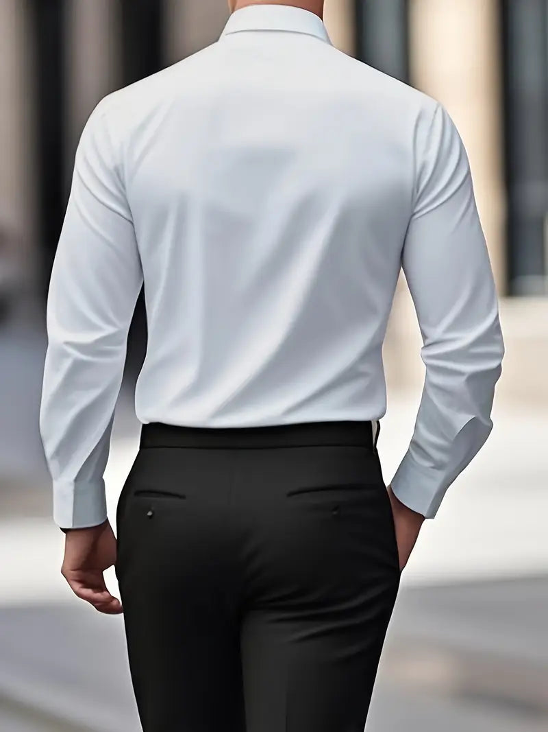 Mann in weißem Hemd und schwarzer Hose von hinten, Business-Look, urbaner Hintergrund, eleganter Stil, Mode für Herren, Büro-Outfit.