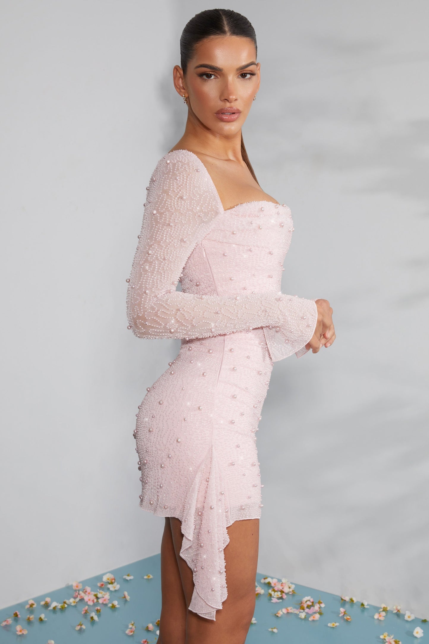Damen Herbstkleid mit Perlenbesatz langen Ärmeln und eleganten Details für den Abend