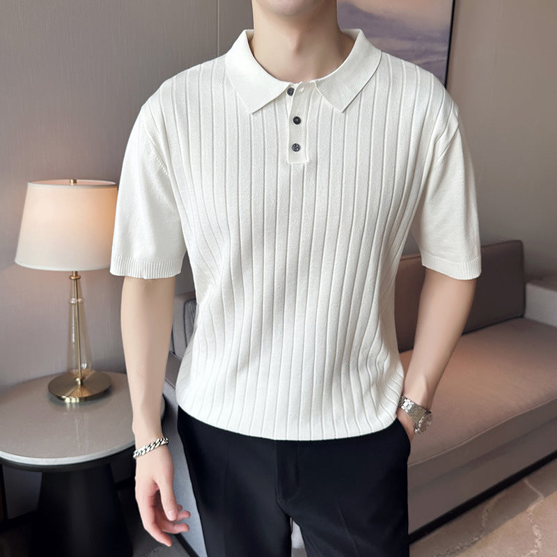 Mann trägt weißes, geripptes Poloshirt mit kurzen Ärmeln, steht in modernem Wohnzimmer. Elegante Herrenmode, stilvolles Freizeitoutfit.