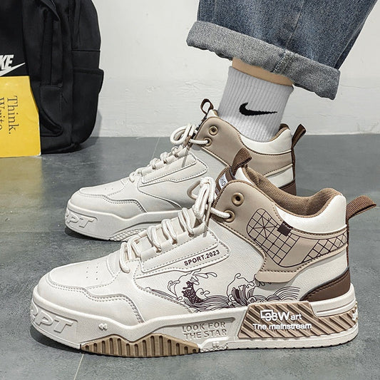 Weiße Sneaker mit braunen Details, Wellen- und Drachenmotiv, SPORT.2023 Aufschrift, Nike-Socken, grauer Boden, schwarzer Rucksack im Hintergrund.