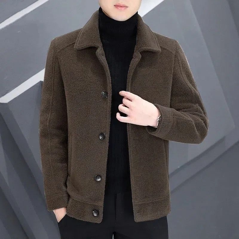 Braune Herrenjacke aus Wolle, modisch und elegant, mit Knopfleiste. Perfekt für Herbst und Winter. Stilvolle Herrenmode, warme Oberbekleidung.