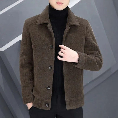 Braune Herrenjacke aus Wolle, modisch und elegant, mit Knopfleiste. Perfekt für Herbst und Winter. Stilvolle Herrenmode, warme Oberbekleidung.