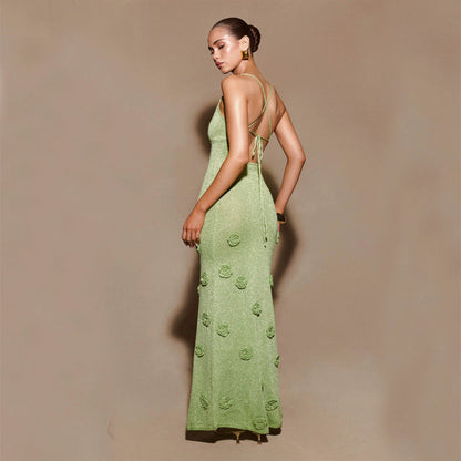 Frau in elegantem, grünem Abendkleid mit Blumenmuster, Rückansicht. Perfekt für Mode, Abendmode, stilvolle Damenbekleidung.