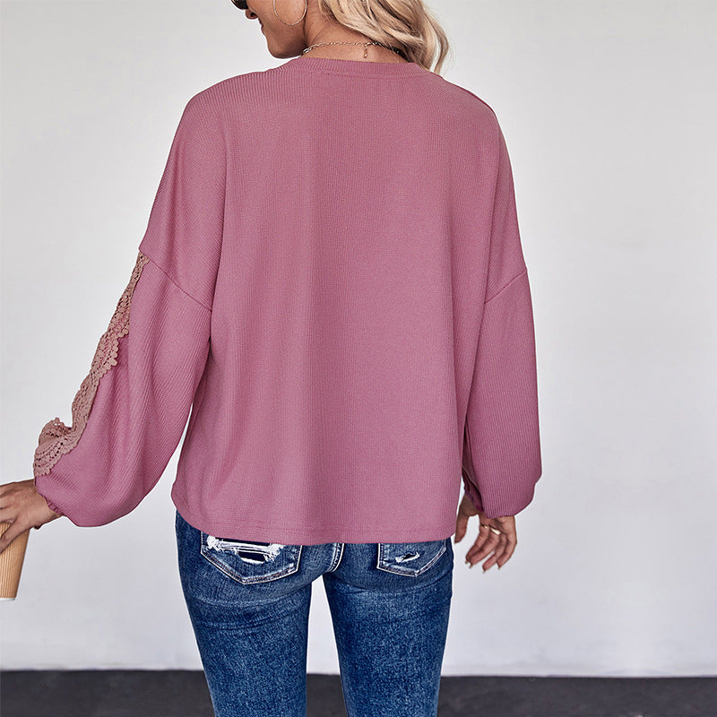 Frau in rosa Pullover mit Spitzenärmeln und blauen Jeans, Rückansicht. Modetrend, lässiger Stil, Damenbekleidung, Herbstmode.