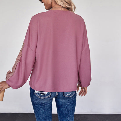 Frau in rosa Pullover mit Spitzenärmeln und blauen Jeans, Rückansicht. Modetrend, lässiger Stil, Damenbekleidung, Herbstmode.