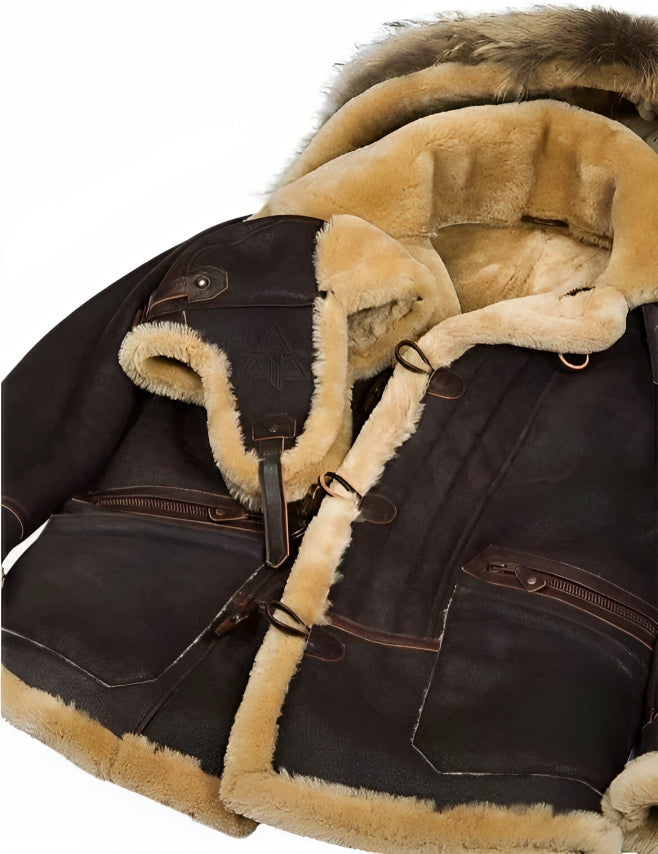 Dunkelbrauner Lammfellmantel mit Kapuze und Fellbesatz, luxuriöses Winterkleidungsstück, ideal für kalte Temperaturen, stilvoll und warm.