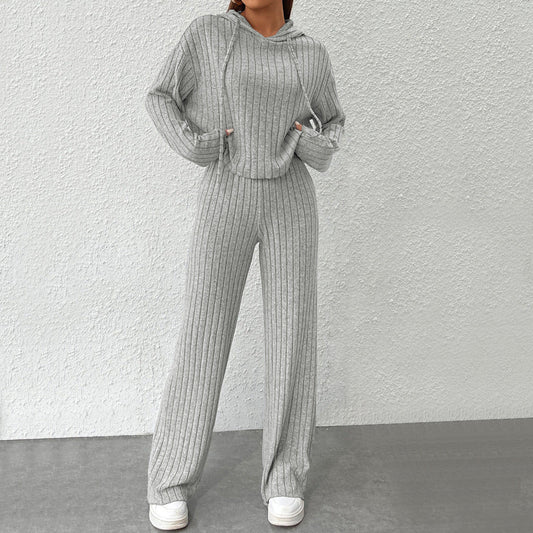 Grauer gerippter Damen-Strickanzug mit Kapuze, lässig und bequem, ideal für Freizeitmode. Perfekt für Herbst- und Winteroutfits.