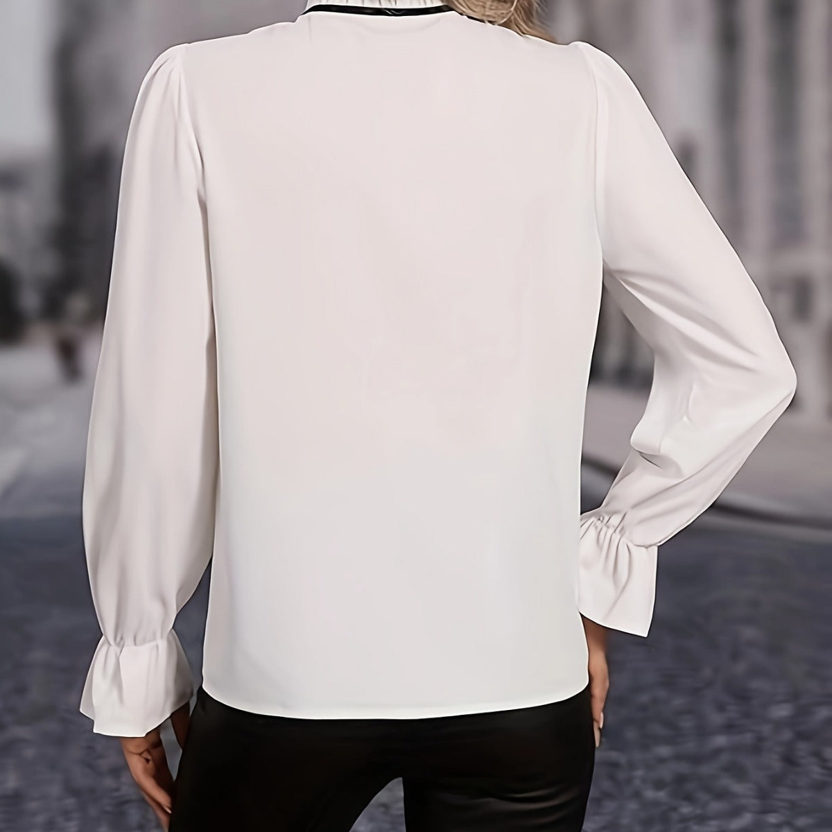 Weiße Damenbluse mit langen Ärmeln und Rüschen, Rückansicht. Elegante Mode, ideal für Büro oder Freizeit. Hochwertige Stoffqualität.