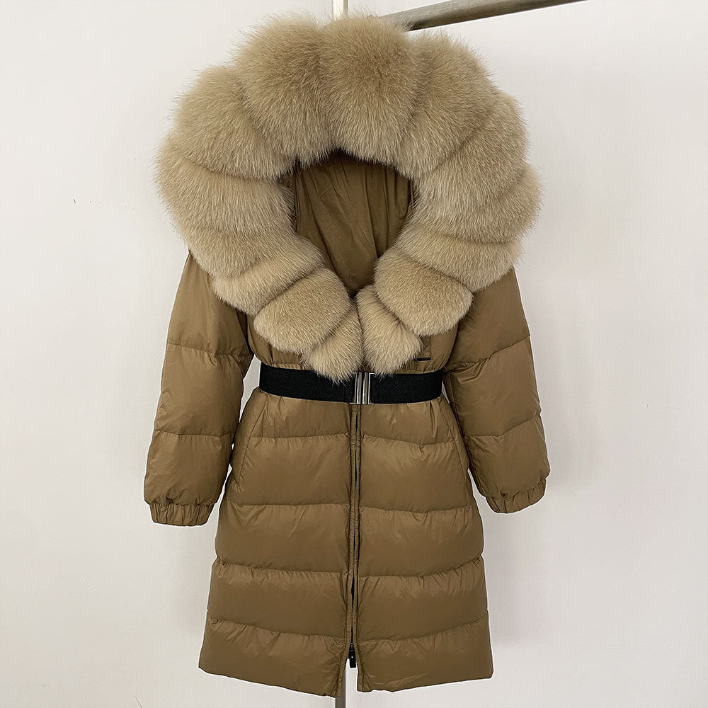 Brauner Daunenmantel mit großem, flauschigem Kunstpelzkragen, Reißverschluss und Gürtel. Wintermode, warme Damenjacke, stilvoller Mantel.