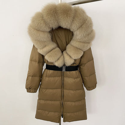 Brauner Daunenmantel mit großem, flauschigem Kunstpelzkragen, Reißverschluss und Gürtel. Wintermode, warme Damenjacke, stilvoller Mantel.
