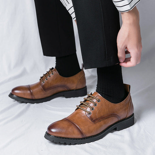 Braune Herrenschuhe aus Leder mit Schnürung, getragen mit schwarzen Socken und schwarzer Hose. Elegante Business-Schuhe für Herrenmode.