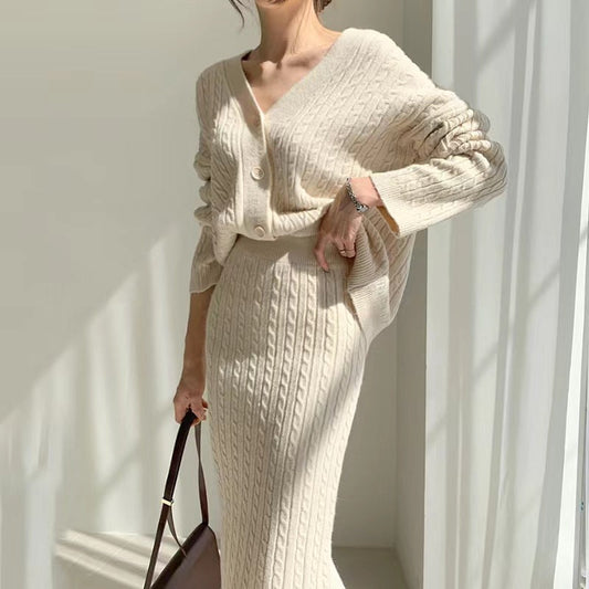Damen-Strickset für den Herbst mit V-Ausschnitt-Cardigan und figurbetontem High-Waist-Rock