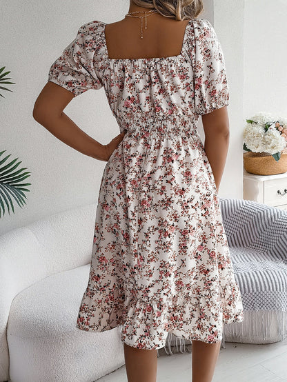 Geblümtes Kleid mit eckigem Ausschnitt, Rüschen und hoher Taille | Ideal für den Sommer