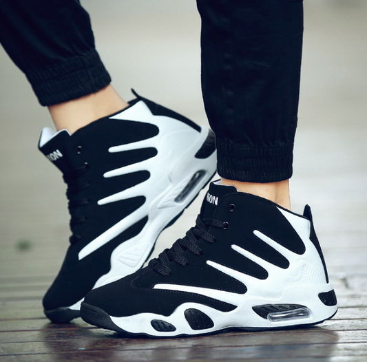 Schwarze und weiße High-Top-Sneaker auf Holzfußboden, sportliches Design, bequeme Passform, ideal für Freizeit und Sport.