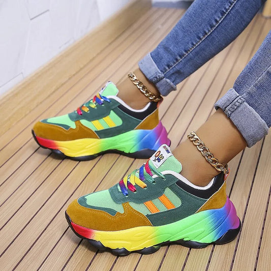 Bunte Sneaker mit Regenbogenfarben, grünen und gelben Details, getragen von Person in Jeans. Modische Turnschuhe, trendige Schuhe, Streetwear.