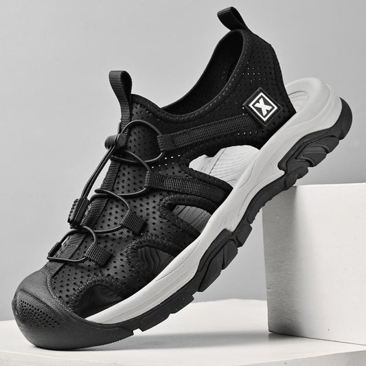 Schwarzer Outdoor-Sportschuh mit robustem Design, atmungsaktivem Material und rutschfester Sohle. Perfekt für Wandern und Trekking.