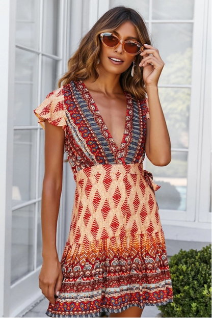 Bedrucktes V-Ausschnitt-Kleid mit kurzen Ärmeln und asymmetrischem Saum | Perfekt für den Sommer